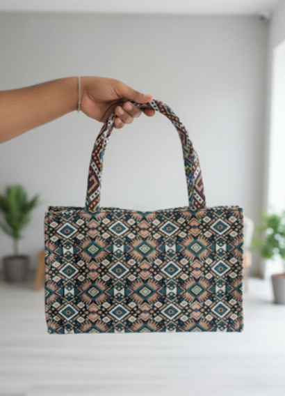 4 Fabulous Ways to Include Trendy Bags into Your Look with Touch In work ready elegance